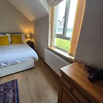 Benroe House 5 Bedrooms *