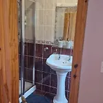 Benroe House 5 Bedrooms *
