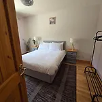 Benroe House 5 Bedrooms *