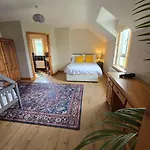 Benroe House 5 Bedrooms *
