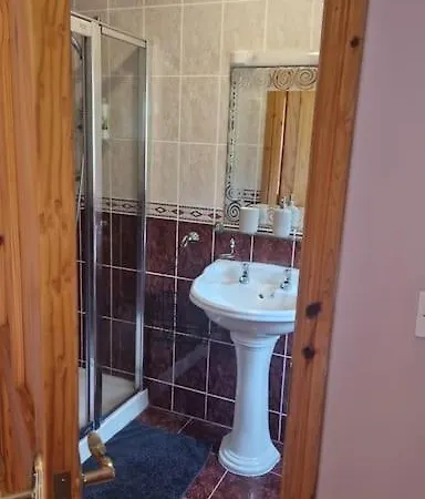 Benroe House 5 Bedrooms *
