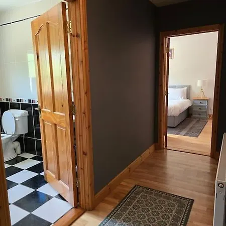 Benroe House 5 Bedrooms *