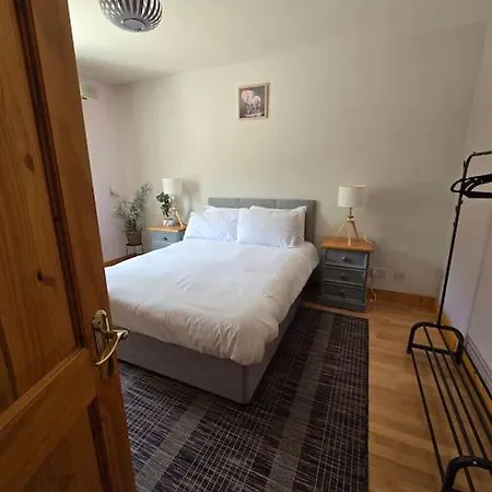 Benroe House 5 Bedrooms *