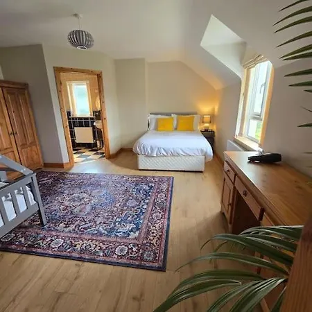 Benroe House 5 Bedrooms *