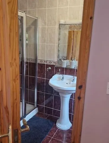 Benroe House 5 Bedrooms *