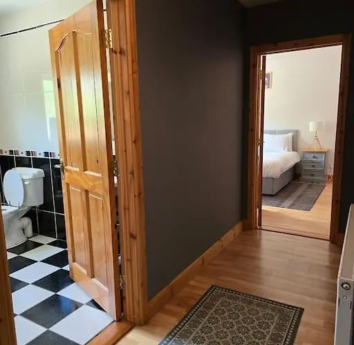 Benroe House 5 Bedrooms *