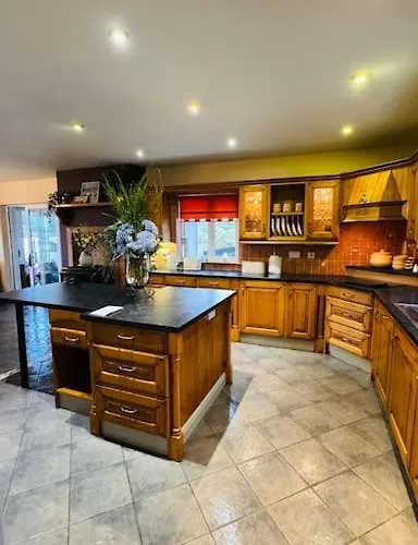 Benroe House 5 Bedrooms Сasa de vacaciones