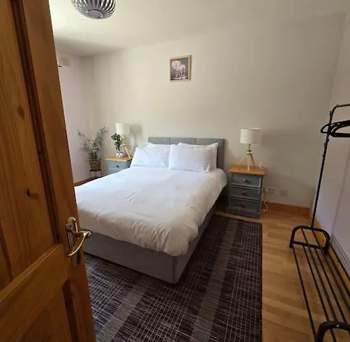 Benroe House 5 Bedrooms *