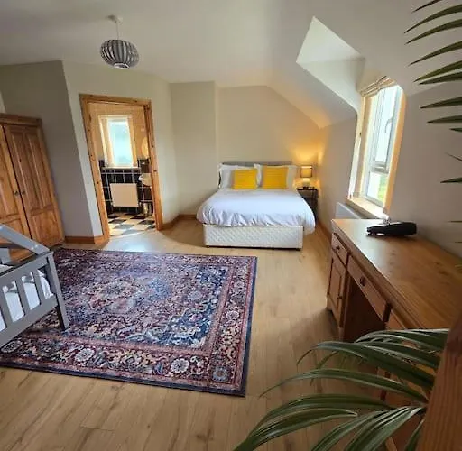 Benroe House 5 Bedrooms *